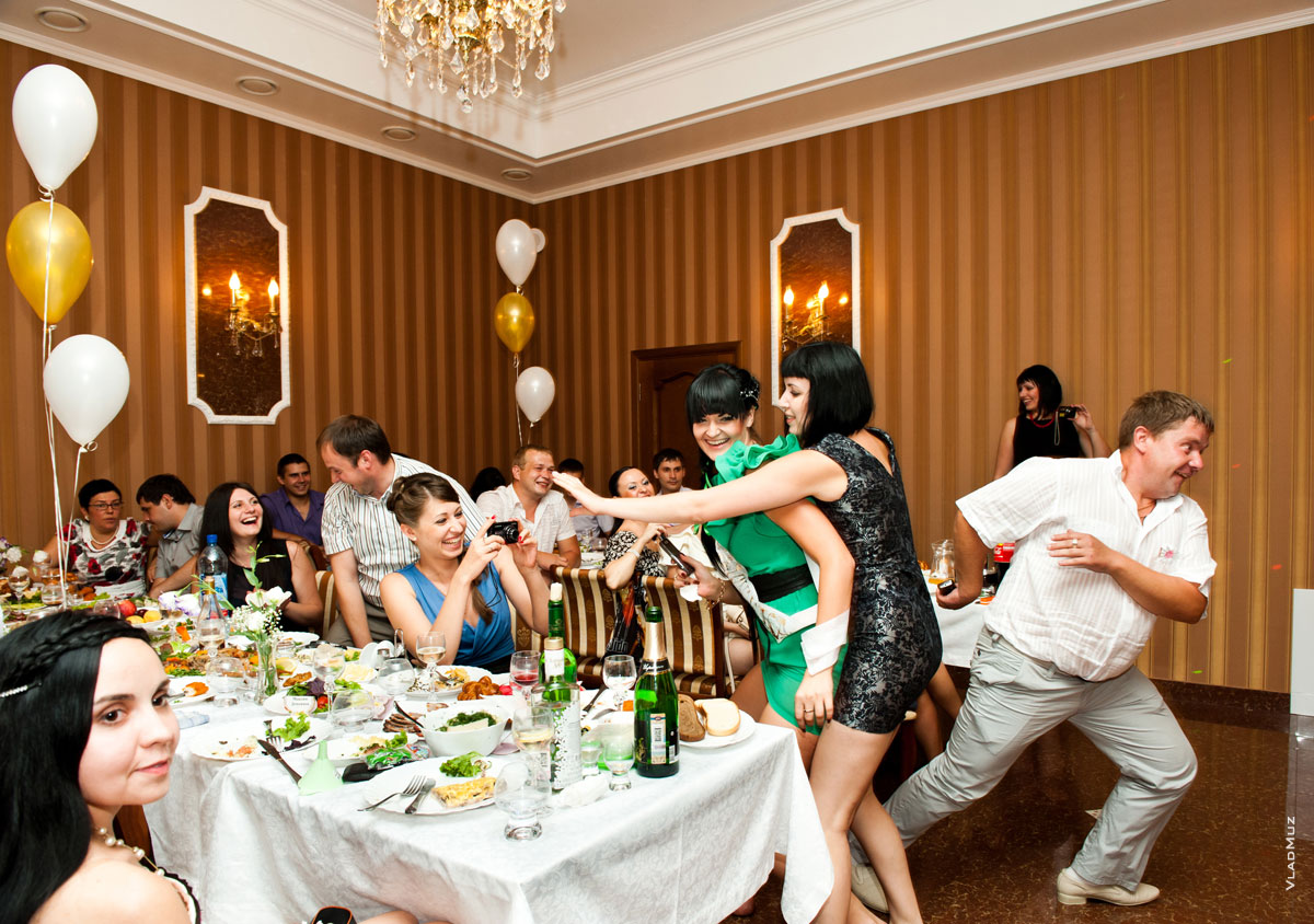 Фото веселых репортажных моментов на свадьбе во время конкурсов