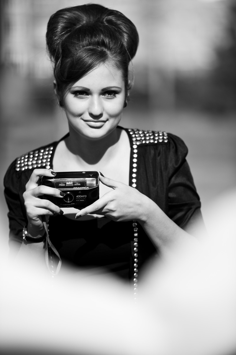 Фото девушки с фотоаппаратом Praktica 400 AFD Prakticar