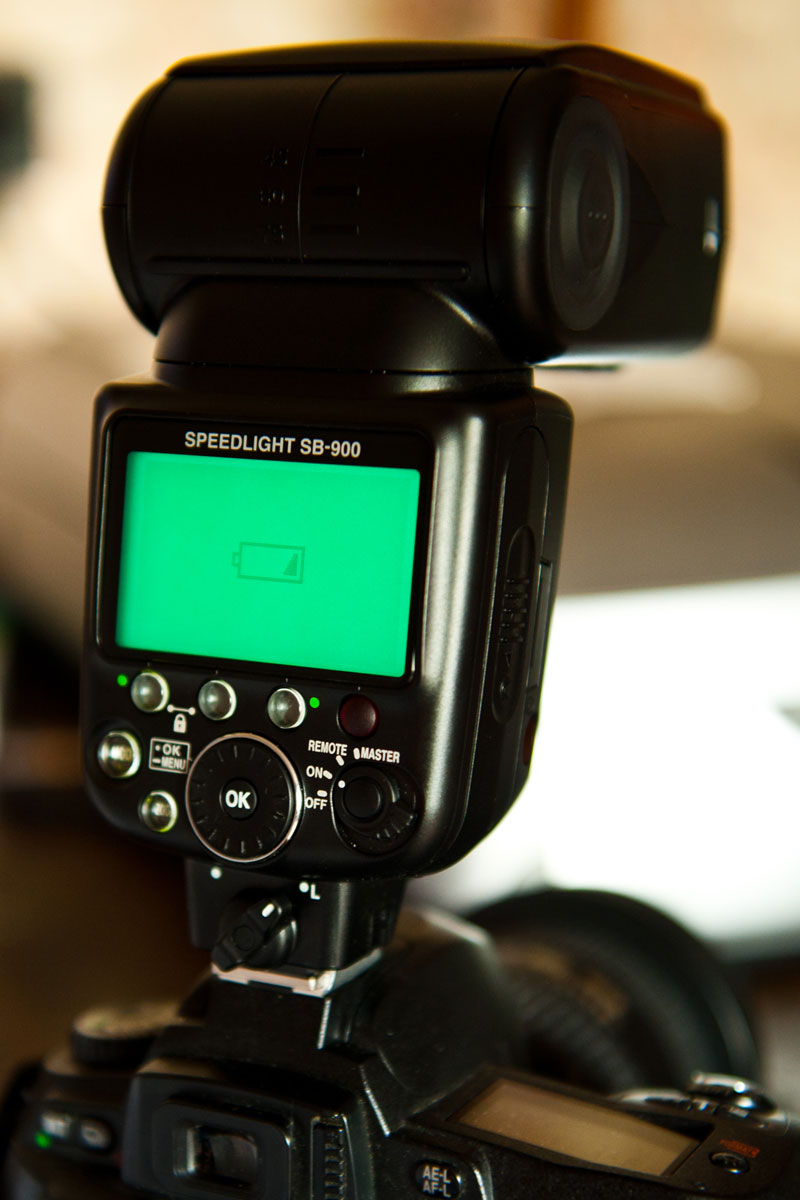  Nikon Speedlight SB-900    