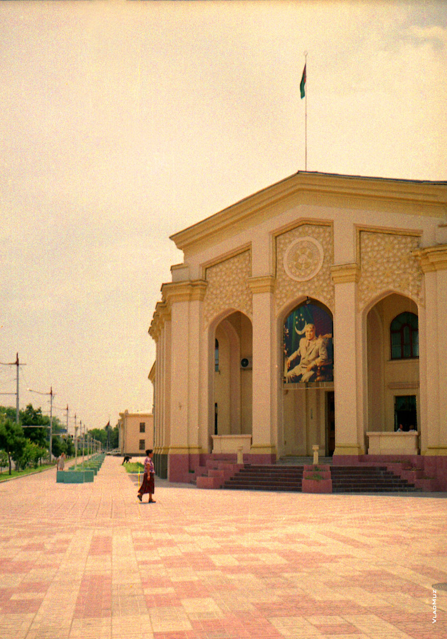 Фотография Сапармурата Ниязова в Ашхабаде в 1998 году