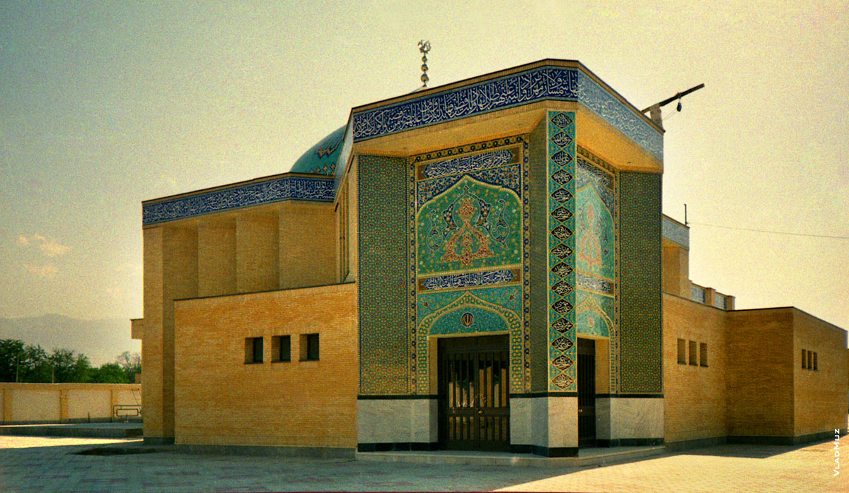 Здание медресе с иранским гербом на входе