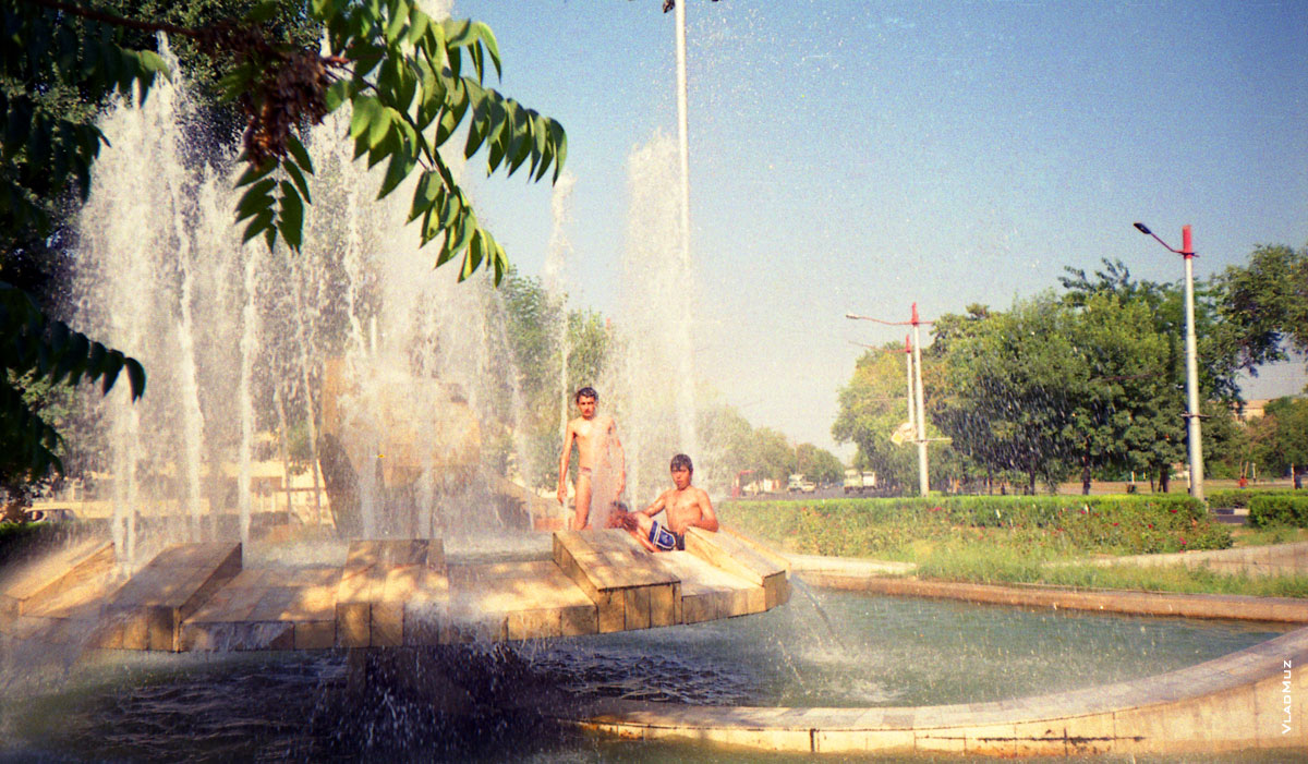 Темой сочинения, как я провел лето в Ашхабаде, запросто может быть «Лето в фонтане»