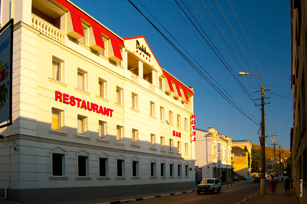Фото 1 Балаклавы - улицы Балаклавы в лучах заходящего солнца. Повсюду стоят отели и рестораны