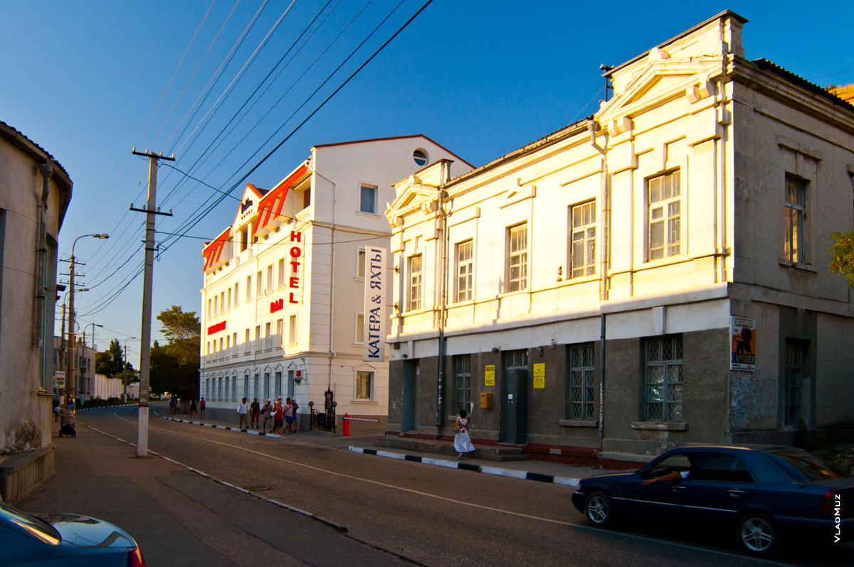 Фото 2 Балаклавы - вид на улицу Калича. Видно «Катера&Яхты», отель, бар и ресторан