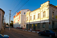 Вид на улицу Калича в Балаклаве. Сначала видно «Катера&Яхты», вдали — отель, бар и ресторан