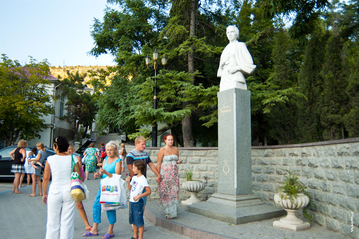 Фото 6 Балаклавы и Балаклавской бухты - памятник Лесе Украинке, украинской поэтессе и писательнице