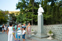 Рядом с набережной Назукина стоит памятник Лесе Украинке, украинской поэтессе и писательнице (настоящее имя Лариса Петровна Косач-Квитка)