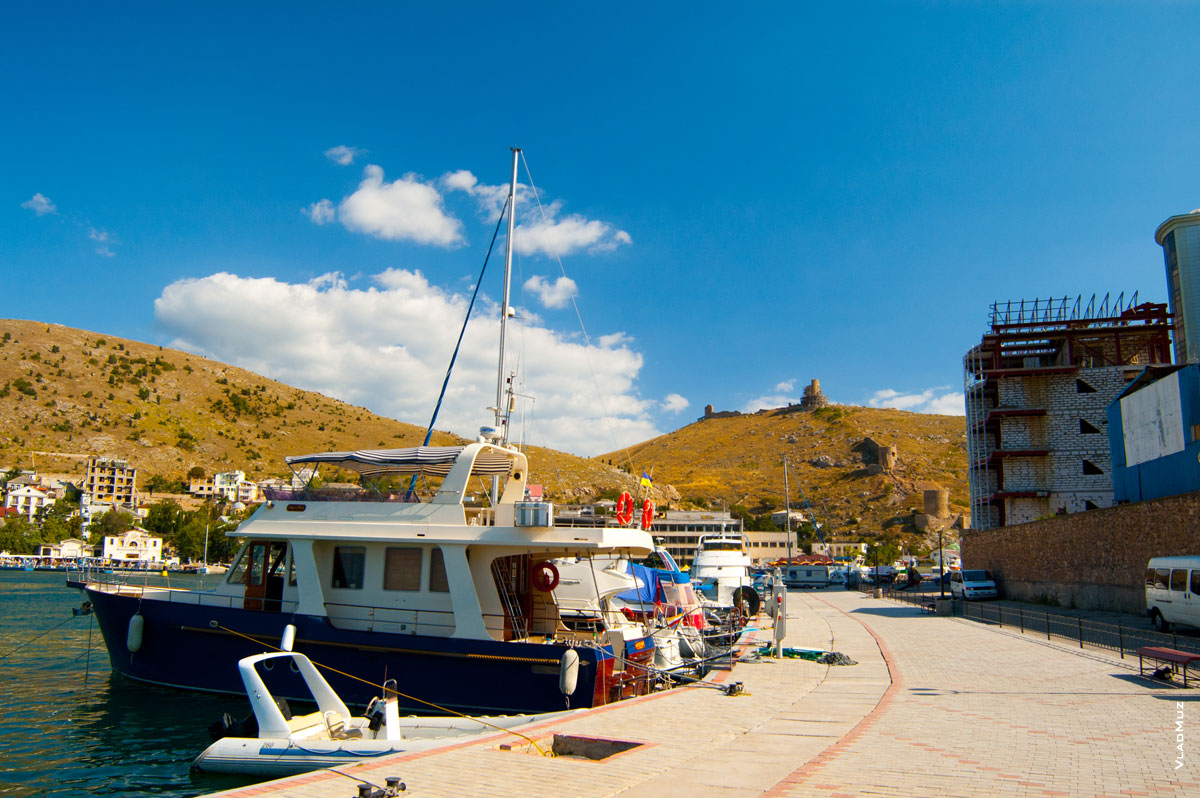 Фото с улицы Мраморной на яхты и башни генуэзской крепости в Балаклавской бухте
