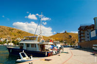 Вид с улицы Мраморной на яхты и башни генуэзской крепости