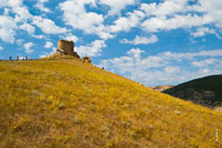 На фото туристы поднимаются к самой высокой точке крепости Чембало — башне Донжон