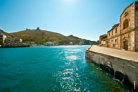 Фото Таврической набережной и Генуэзской крепости Чембало на другом берегу Балаклавской бухты