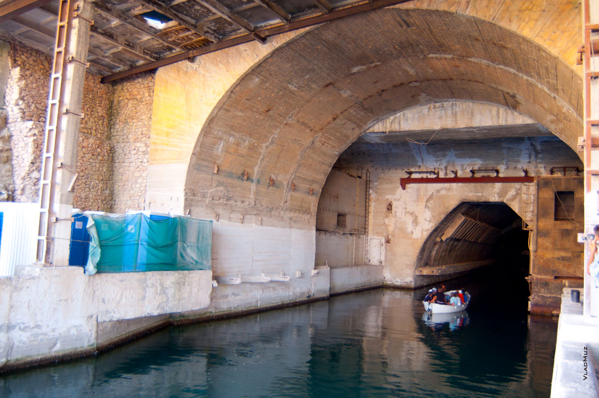 Начинается водная экскурсия по подземному коридору для подводных лодок