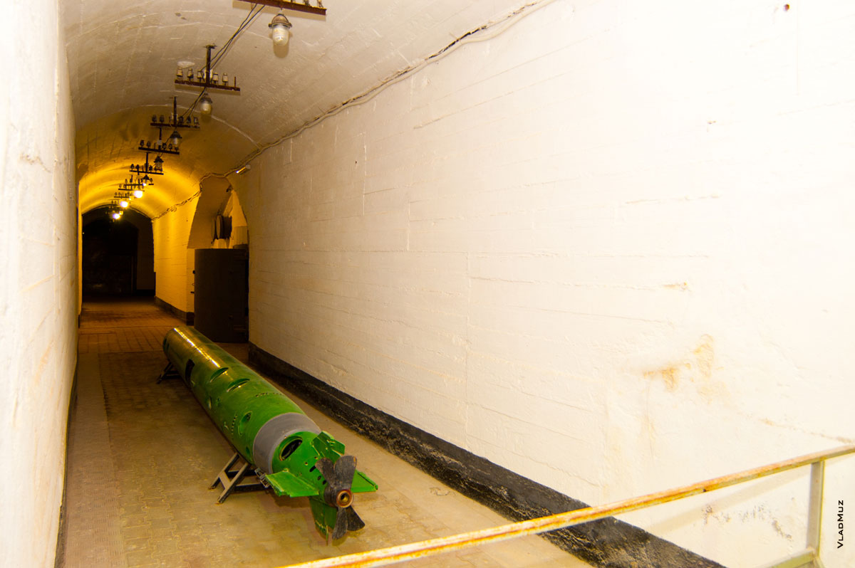 В тоннелях музея расставлены торпеды