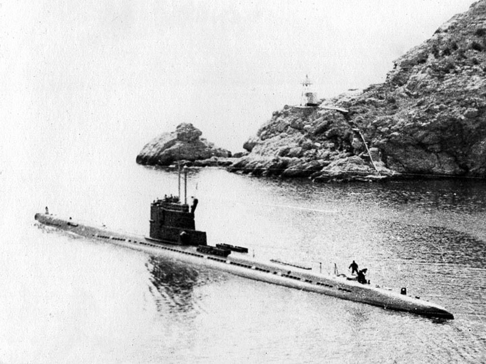 Подводная лодка С-70 613 проекта выходит из Балаклавской бухты