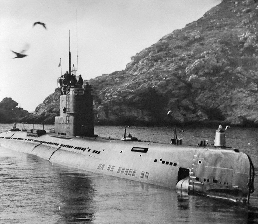 Дизельная подводная лодка проекта 613 на входе в Балаклавскую бухту