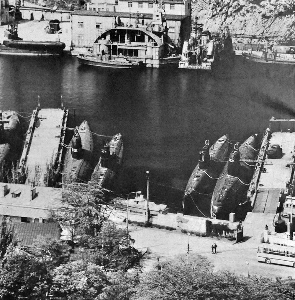 Дизельные подводные лодки в Балаклавской бухте, конец 1960-х годов