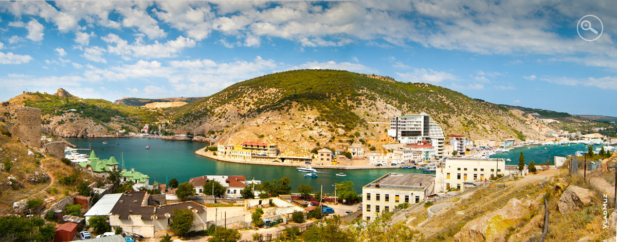 Панорама Балаклавской бухты (это панорамное HD-фото в высоком разрешении можно открыть в новом окне для детального рассмотрения)