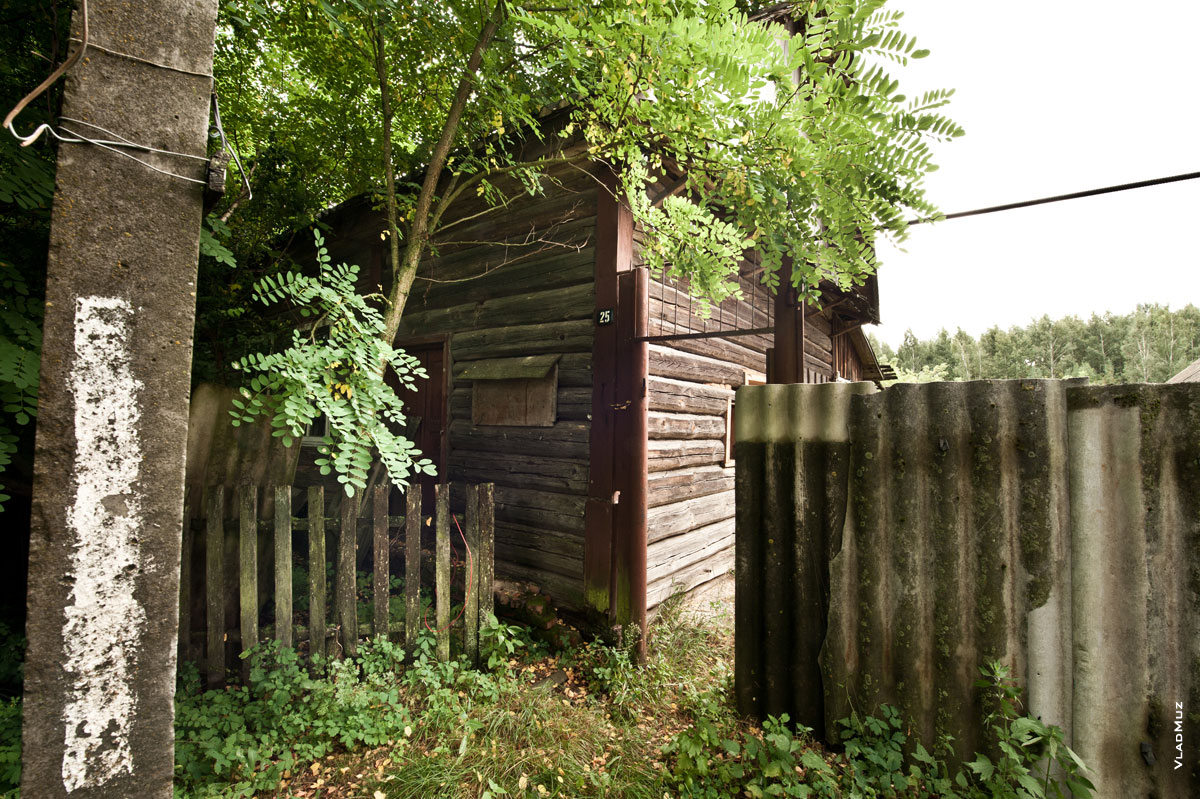 Фото входа в заброшенный двор деревни Липа Буда-Кошелёвского района Гомельской области Белоруссии