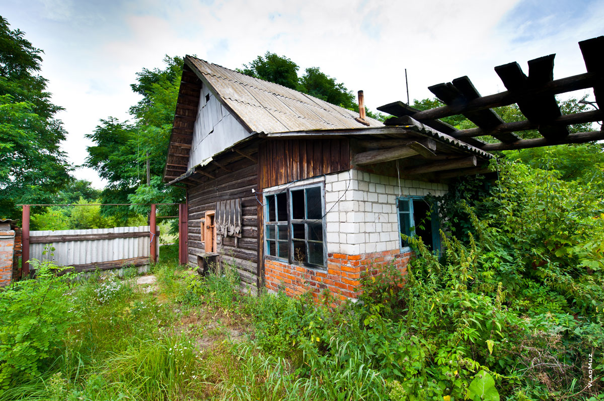 Фото дома в заброшенной деревне Липа в Буда-Кошелёвском районе Гомельской области, Белоруссия