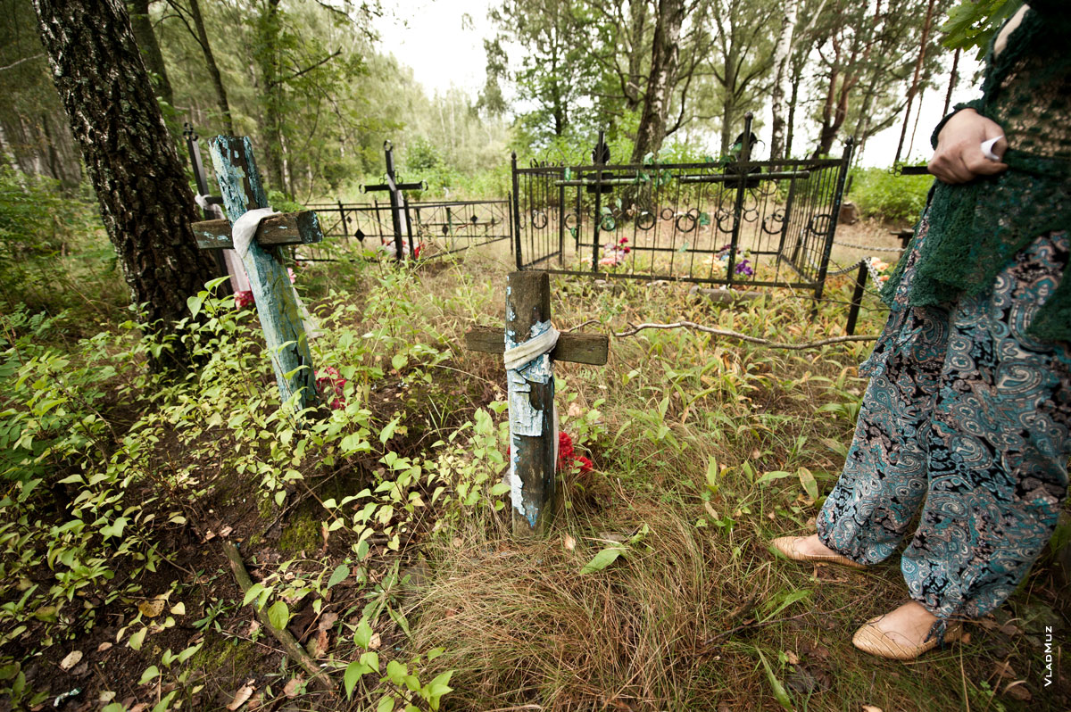 Старые деревянные кресты на деревенском кладбище в Белоруссии