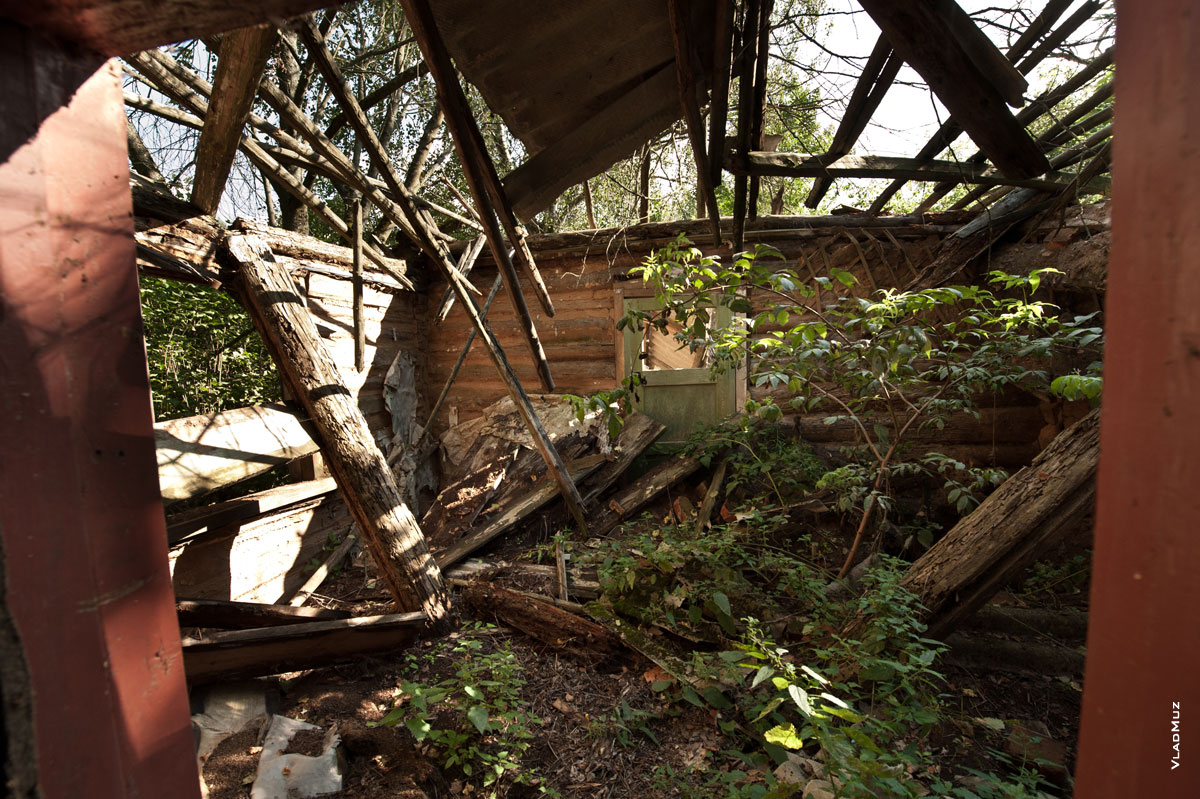 Фото разрушенного деревенского дома внутри, с поломанной крышей