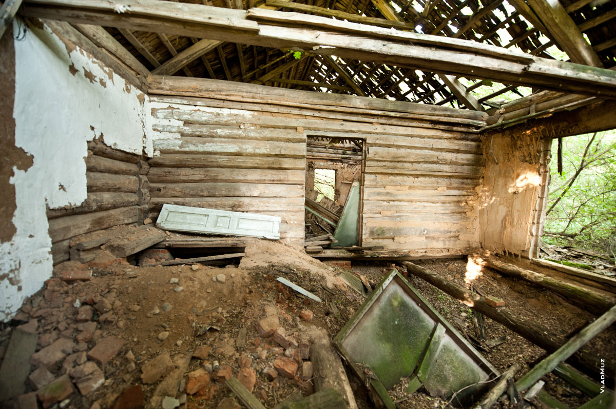 Фото развалин внутри дома (деревня Слободка в Чечерском районе Гомельской области, Белоруссия)