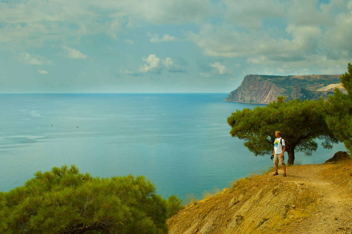 Крымский фото пейзаж с видом на Черное море и горы с разрешением 2860 на 1900 пикселей (фото в полном размере и высоком качестве)