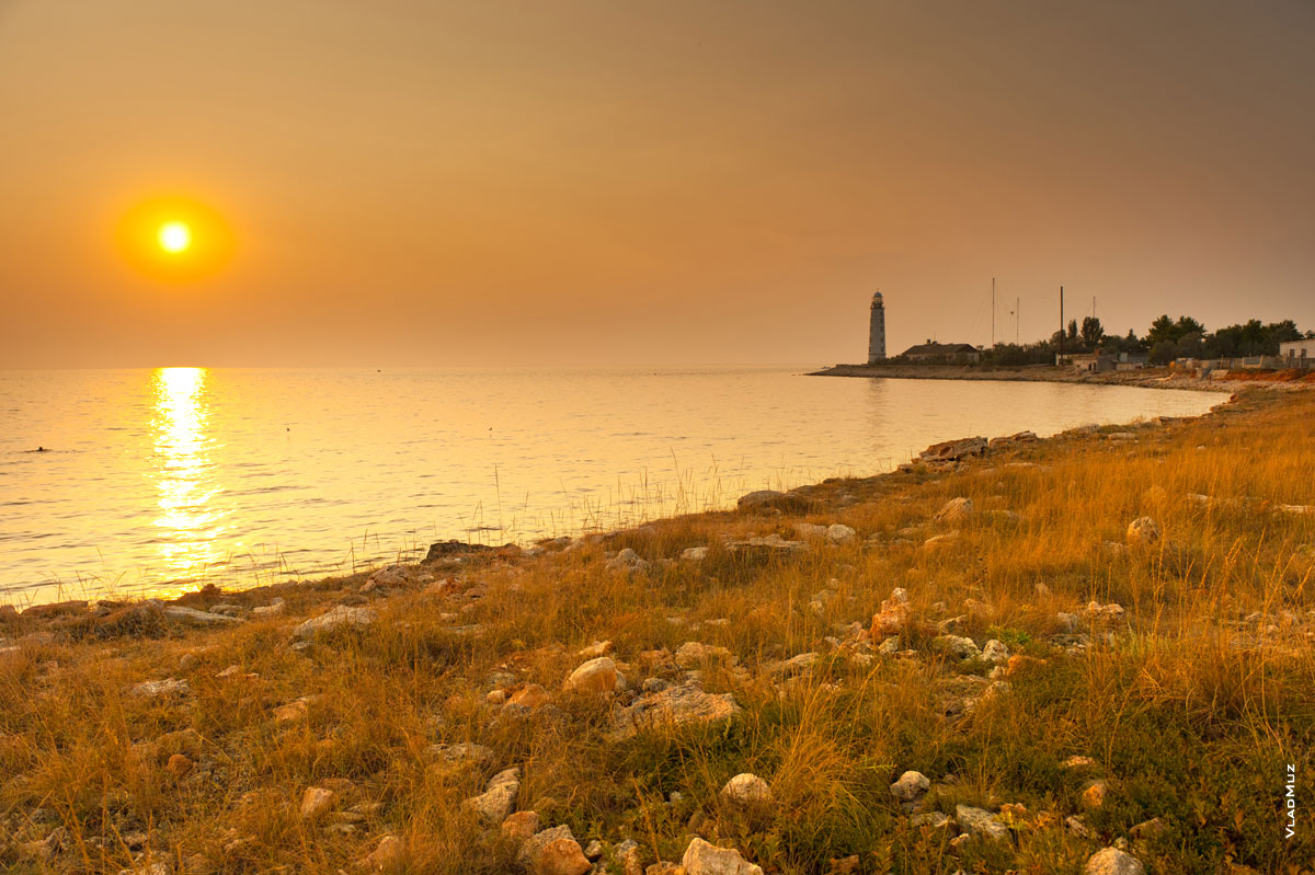 Фотография маяка в Крыму в лучах заходящего солнца с HD разрешением 4256 на 2832 пикселя (фото в полном размере и высоком качестве)
