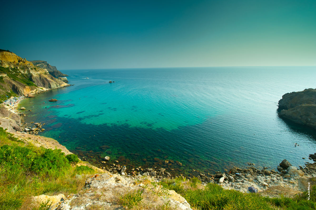 Летний фото пейзаж на побережье Крыма с видом на море и скалы с HD разрешением 4256 на 2832 пикселя (фото в полном размере и высоком качестве)