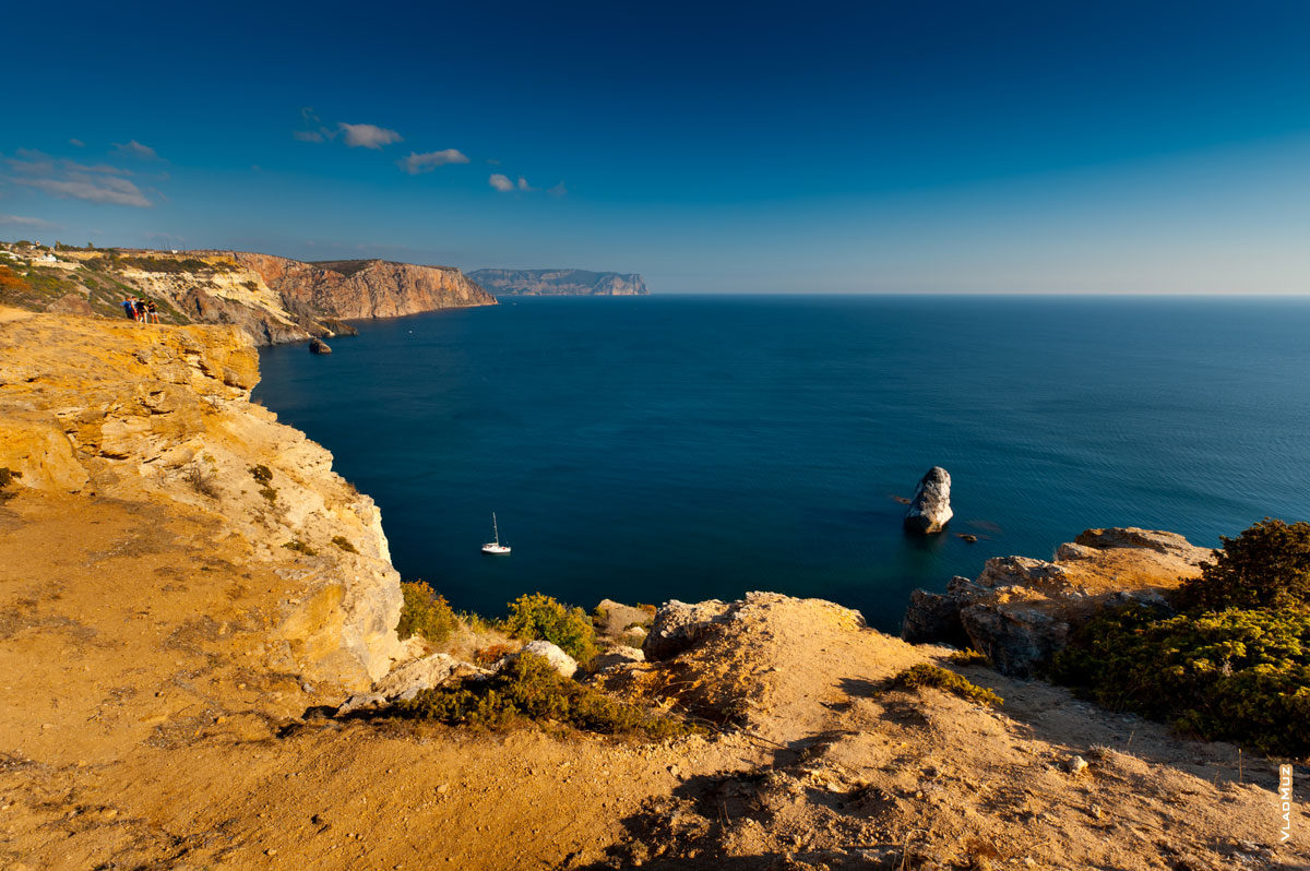 Крымский морской фотопейзаж с яхтой