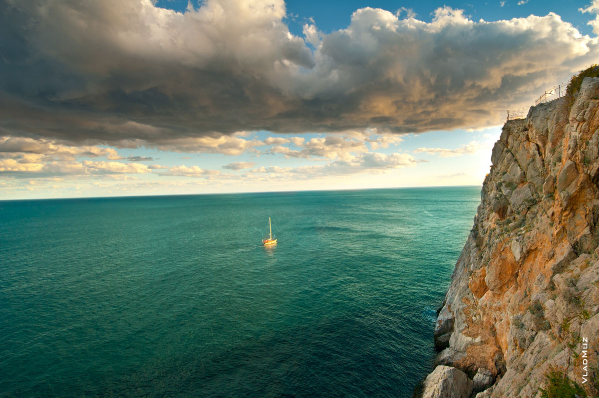 Крымский морской фотопейзаж с яхтой в HD качестве