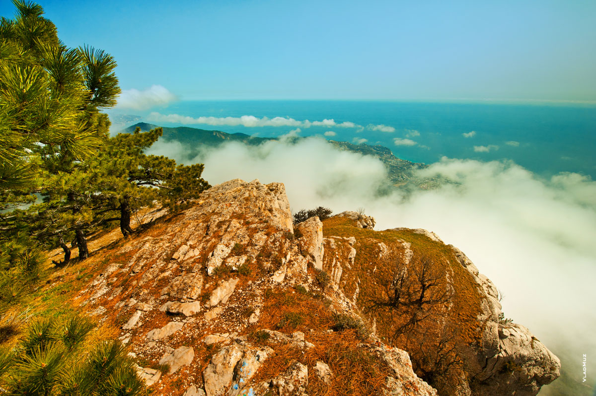 Вид с горы Ай-Петри на горы, Ялту в облаках и Черное море. Крымский горный фотопейзаж