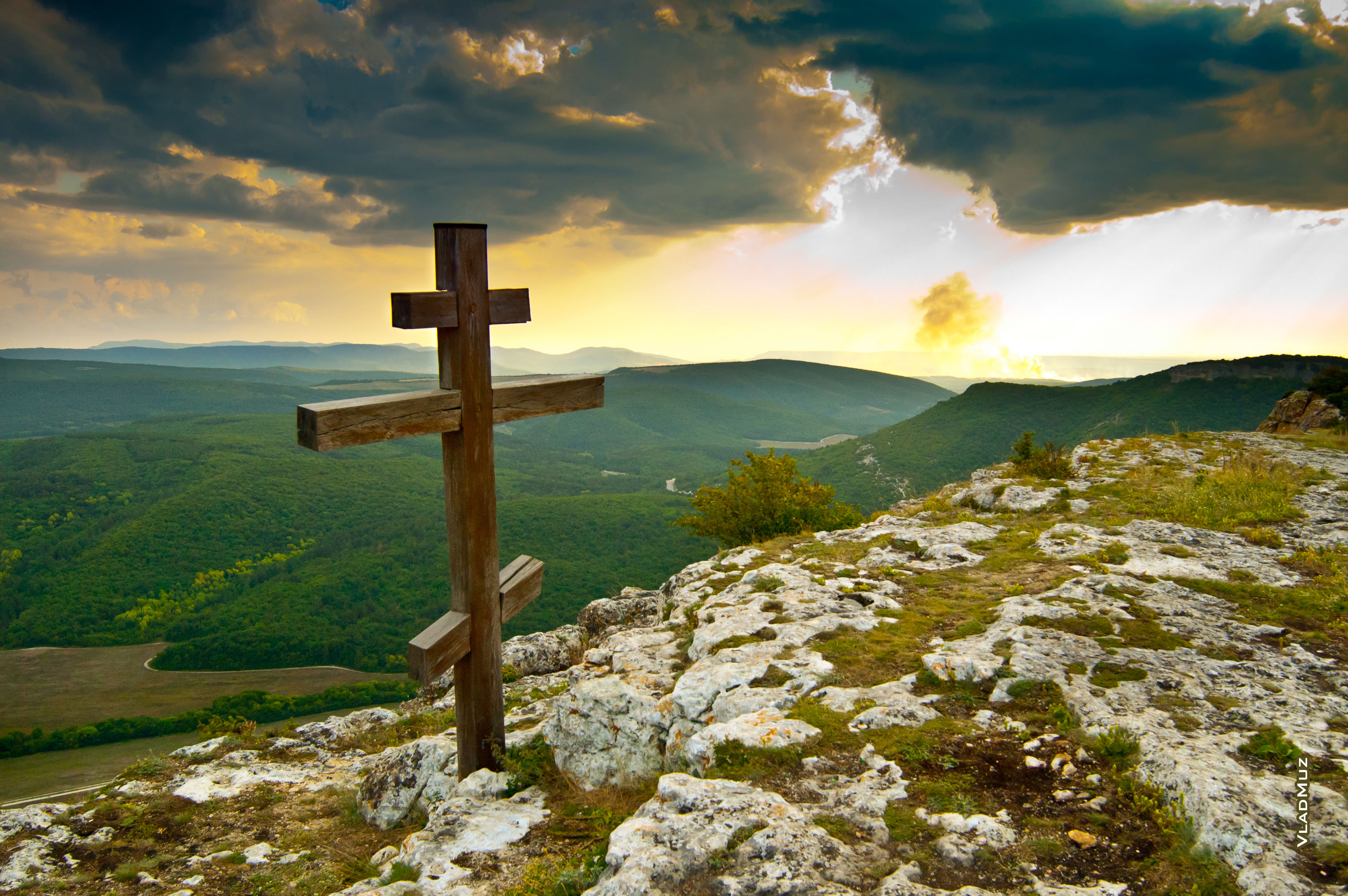 Христианские картинки. Крест на горе Мангуп Кале. Крест на горе в Бахчисарае. Крест на горе в Крыму. Гору Голгофа с поклонным крестом.