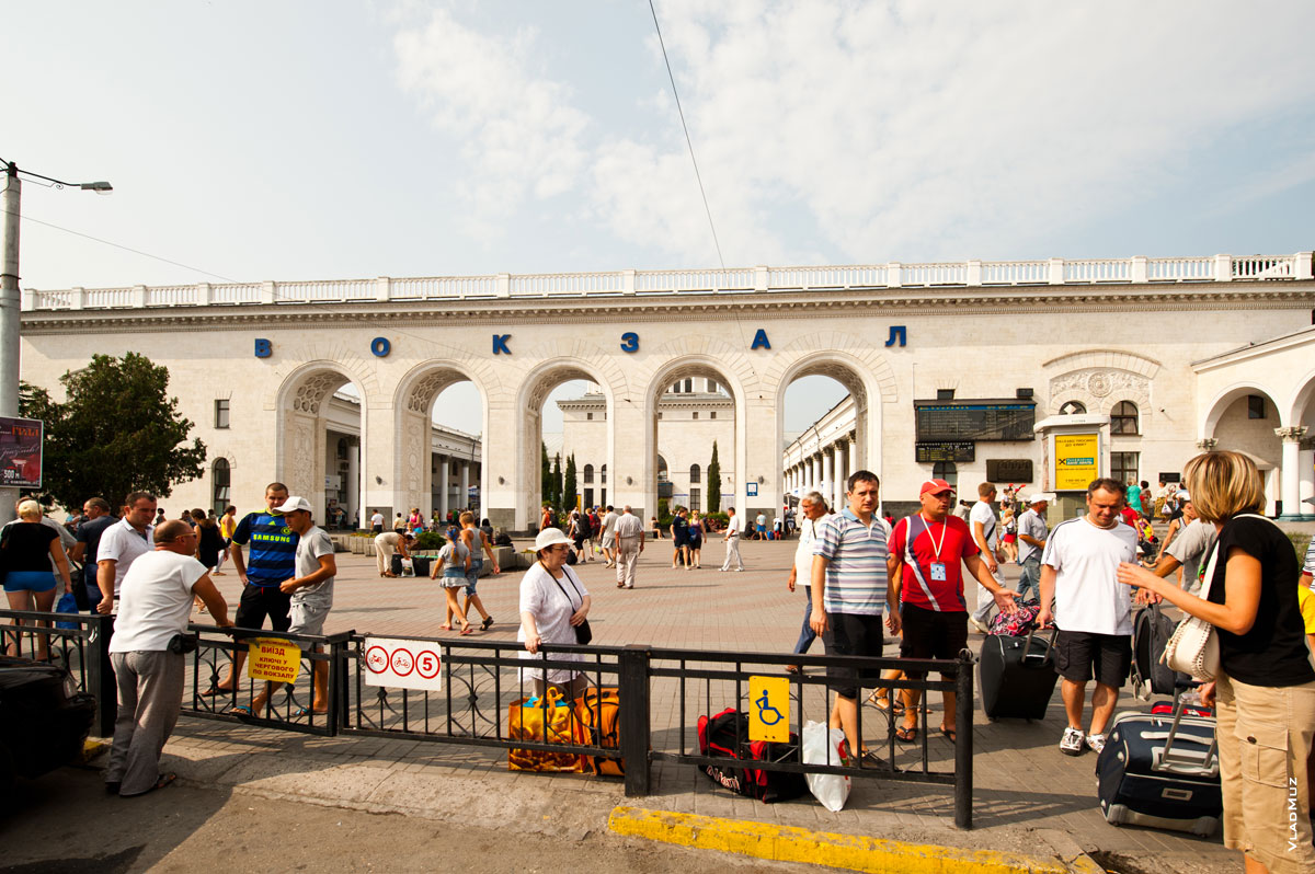 Фото арок, ведущих на внутренний дворик железнодорожного вокзала Симферополя