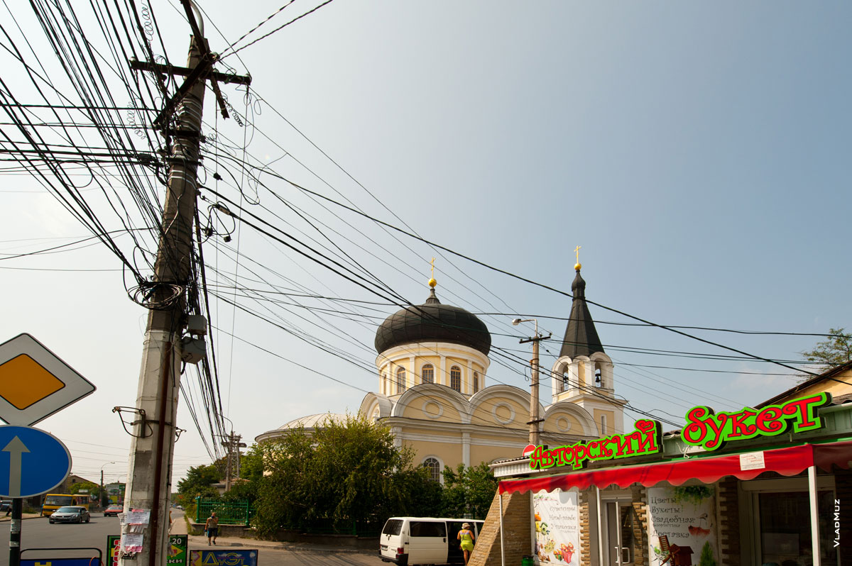 Фото паутины проводов на столбе и на фоне куполов Кафедрального Петропавловского собора