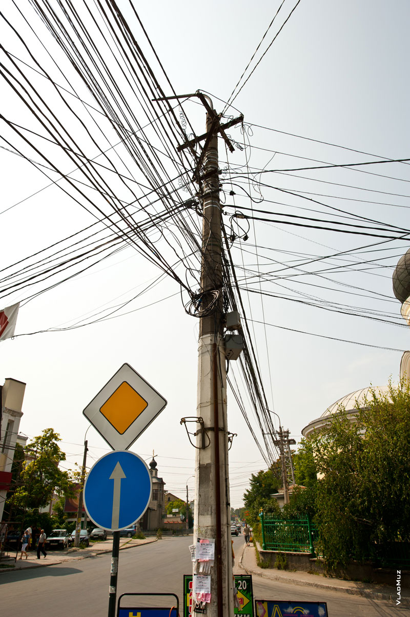 Паутина проводов украшает все столбы на улицах Симферополя