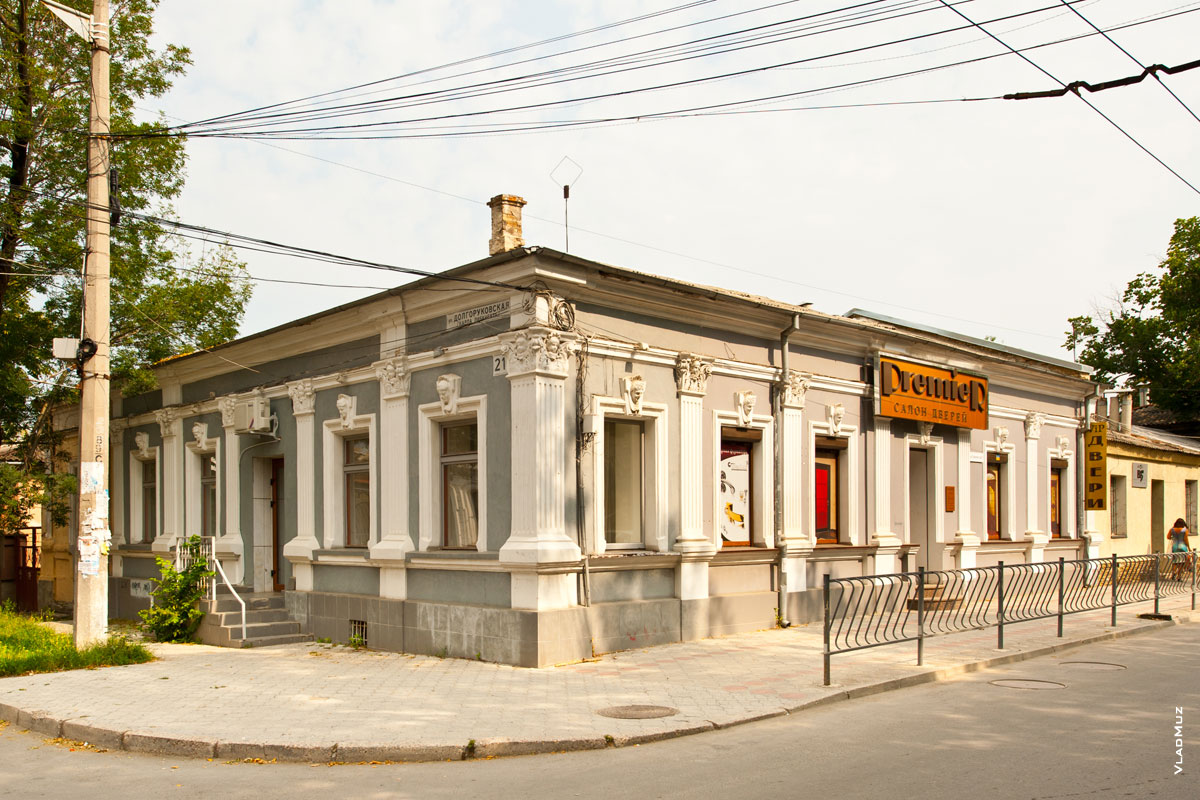 Старинный 1-этажный дом с пилястрами и окнами, увенчанных сверху барельефами (улица Толстого в Симферополе)