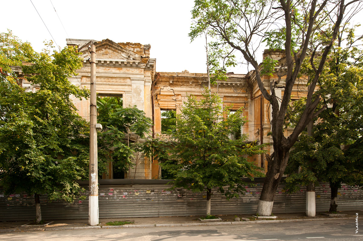 Фото фасадной стены разрушенного 2-х этажного старинного дома на улице Карла Маркса (Екатерининской) в Симферополе