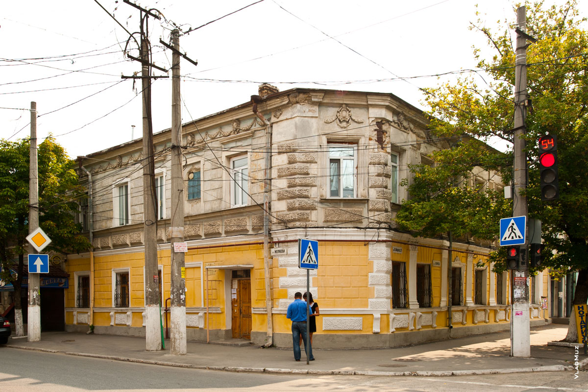 Фото старинного 2-х этажного дома на улице Карла Маркса (Екатерининской) в Симферополе