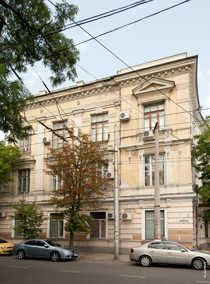 Старинный 3-х этажный дом на улице Жуковского в Симферополе