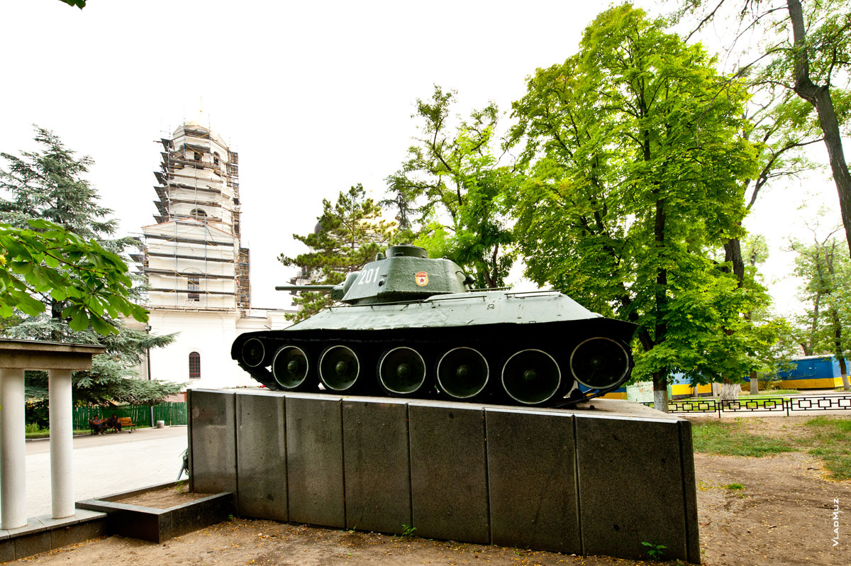 Фото танка в сквере Победы в память об освобождении Симферополя 13 апреля 1944 года частями 19-го танкового Краснознаменного Перекопского корпуса