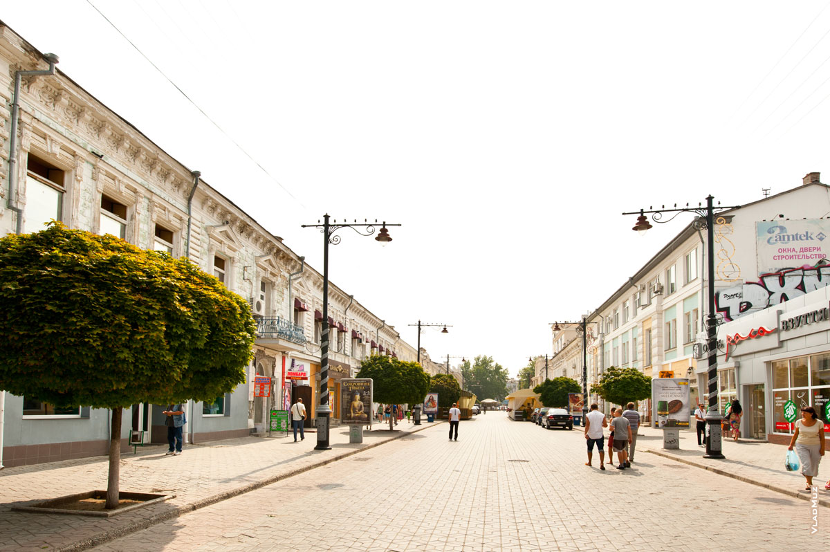 Улица Карла Маркса в Симферополе (в настоящее время — Екатерининская улица) в окружении красивых старинных домов — приятная пешеходная зона