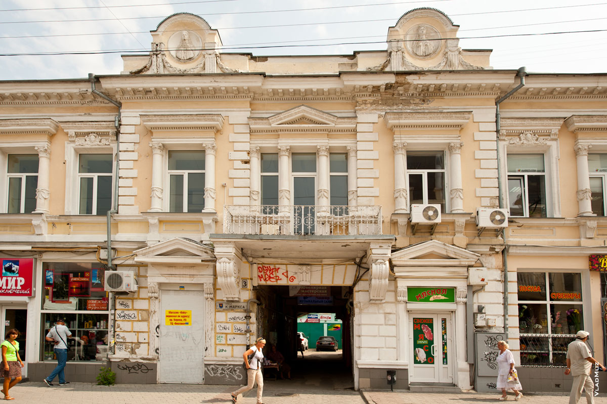 Фото архитектуры старинного дома на ул. Екатерининской в Симферополе: окна с полуколоннами, на фронтонах — женские барельефы