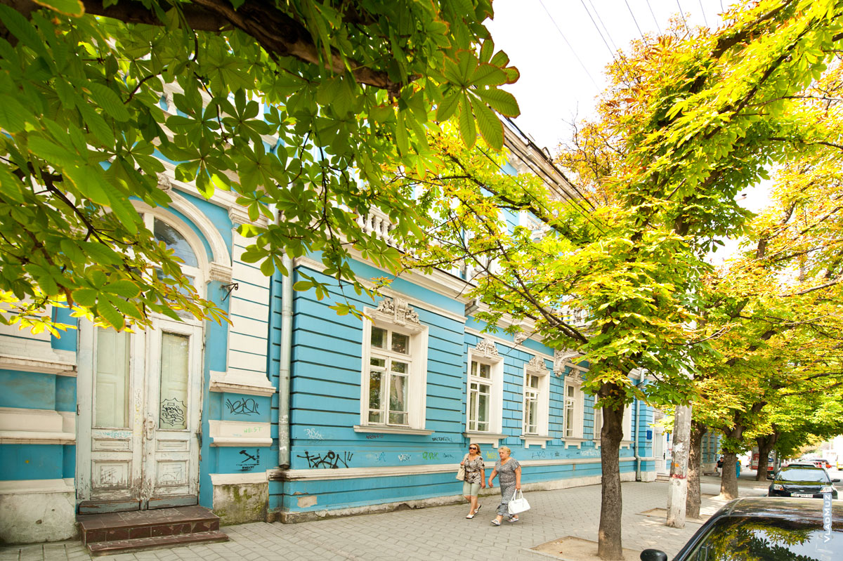 Фото старинного 2-х этажного здания синего цвета на улице Ленина в Симферополе