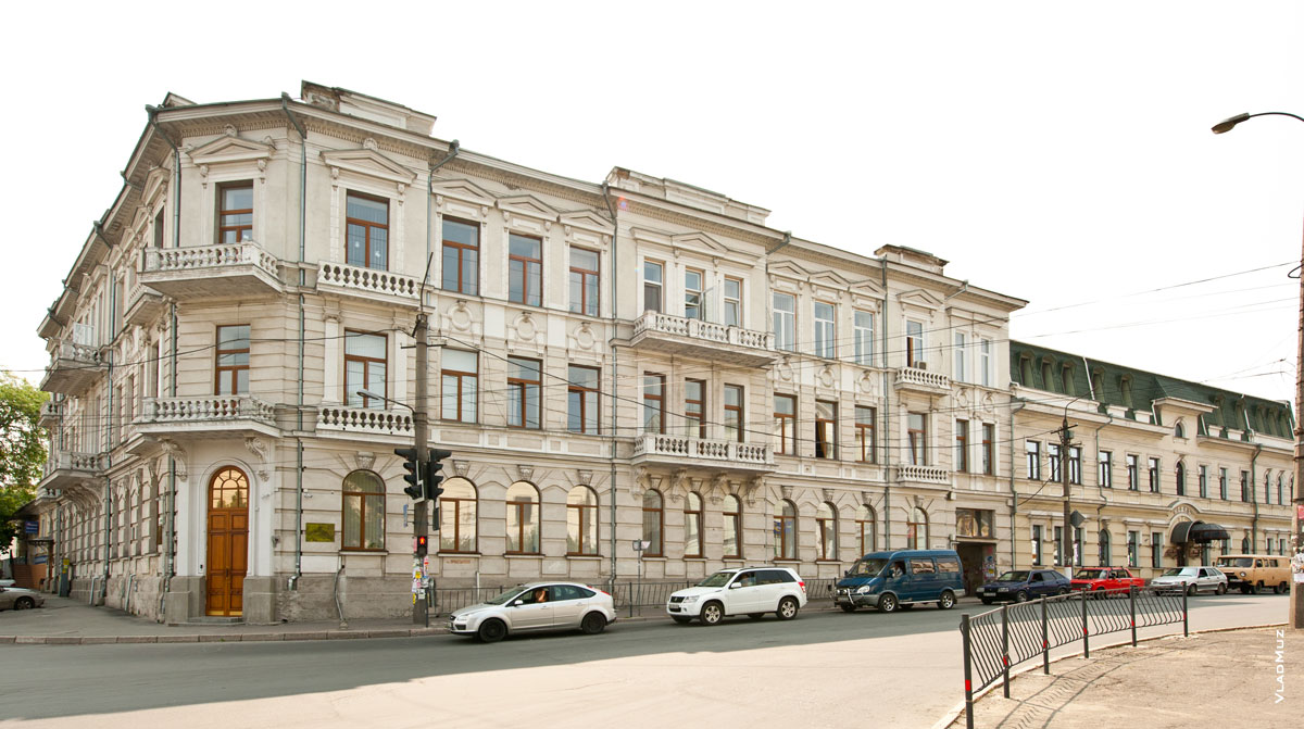 Фото 3-х этажного старинного здания на пересечении улиц Ленина и Пролетарской в Симферополе