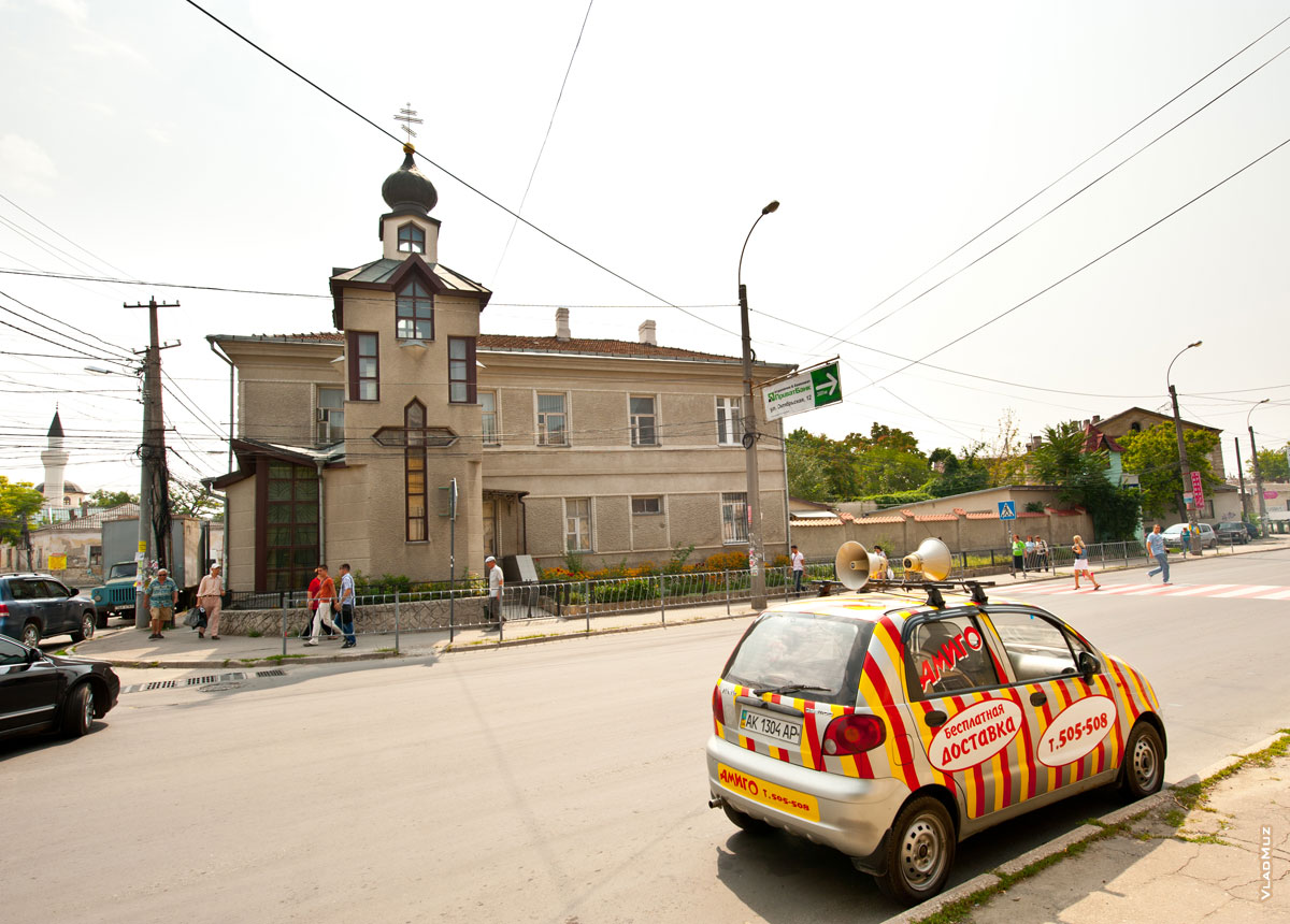 Фото часовни Святителя Луки в Симферополе и яркого Амиго рядом