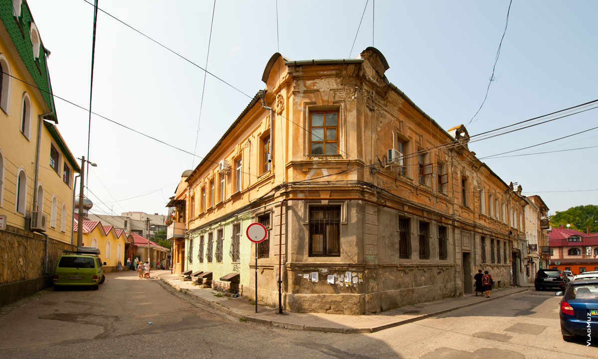 Фото старинного 2-х этажного дома на пересечении улиц Большевистской и Одесской в Симферополе