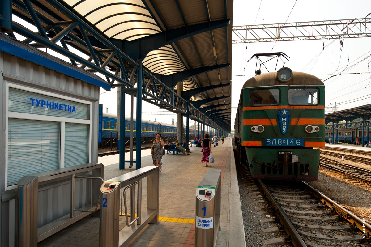 Фото электровоза серии ВЛ8м на железнодорожном вокзале Симферополя