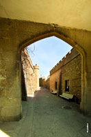 В арке виднеются крепостные стены узкого Шуваловского проезда Воронцовского дворца