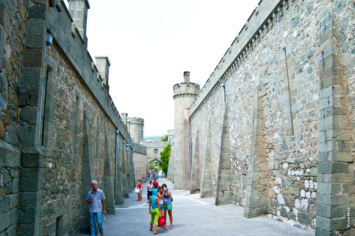 Фото средневековых стен и башен Шуваловского проезда Алупкинского дворца в Крыму из диабаза